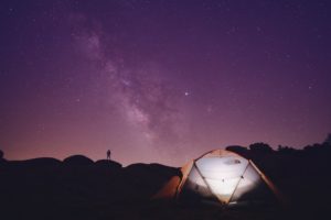 3-Personen-Zelt in der Nacht