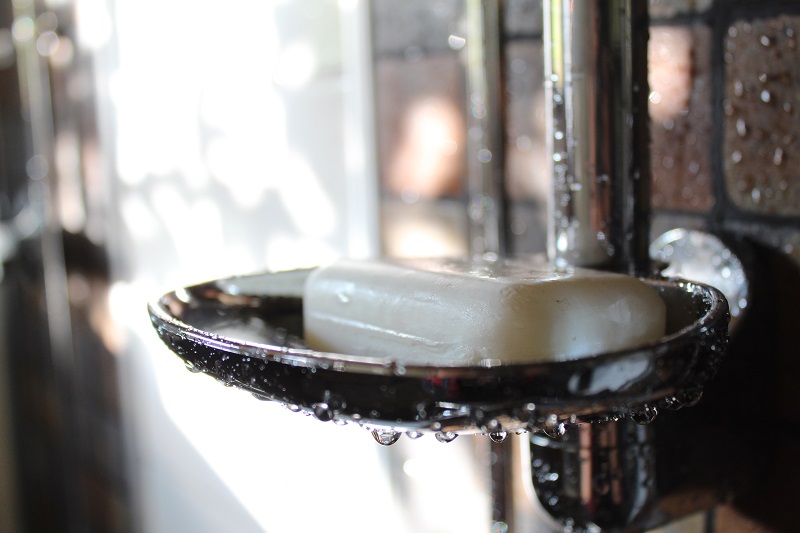 Shampoo in Duschschale