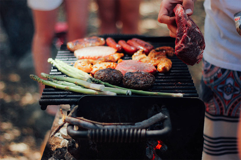 Lebensmittel-auf-holzkohlegrills Viele Speisen sind für den Holzkohlegrill geeignet.