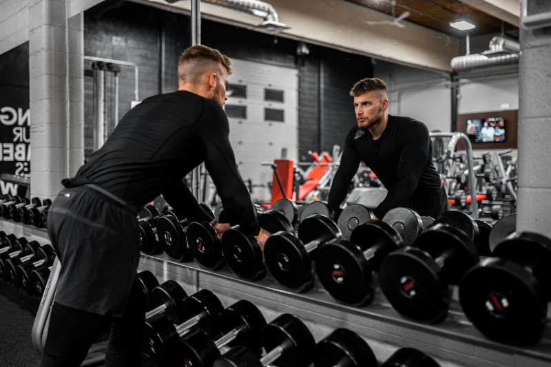 Mann beim Kurzhanteltraining