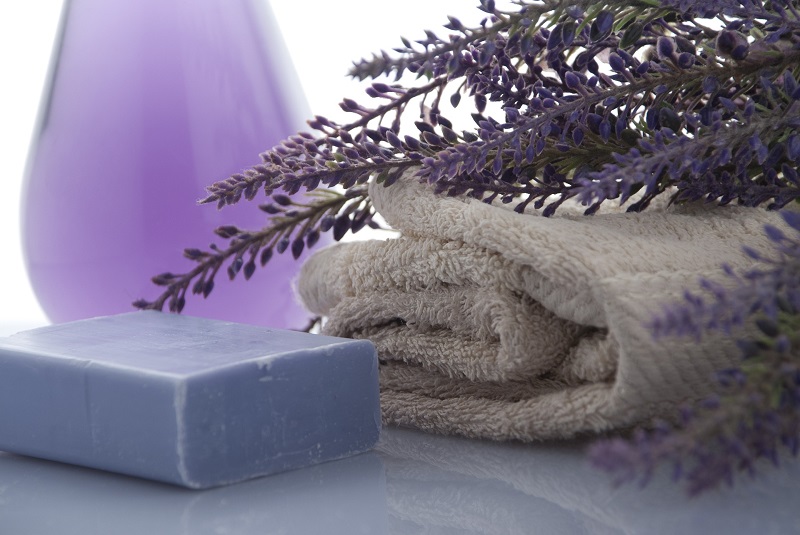 Lavendel Shampoo mit Handtuch und echtem Lavendel