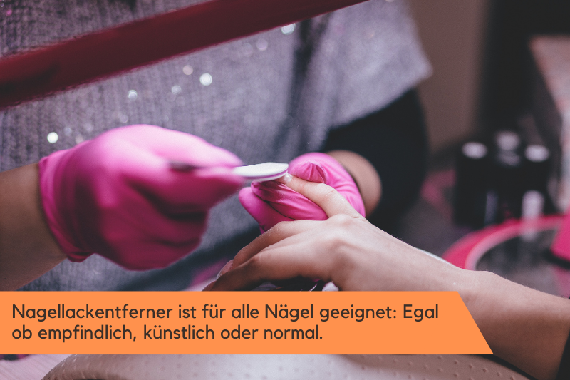 Nagellackentferner in Anwendung