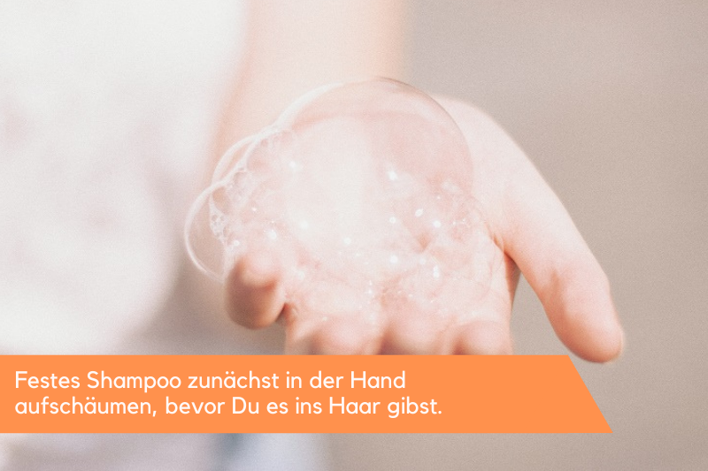 Hand mit Schaum
