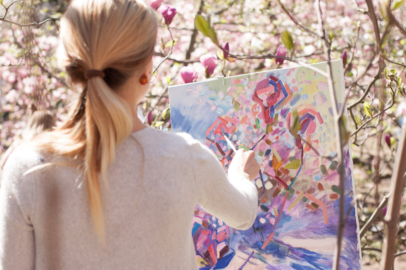 Frau malt mit Acrylfarben abstrakte Kunst