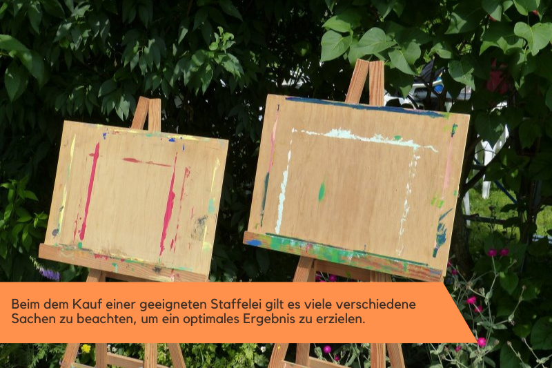 Zwei leere Staffeleien außerhalb des Ateliers. 