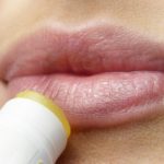 Lippenbalsam wird auf spröder Lippe aufgetragen