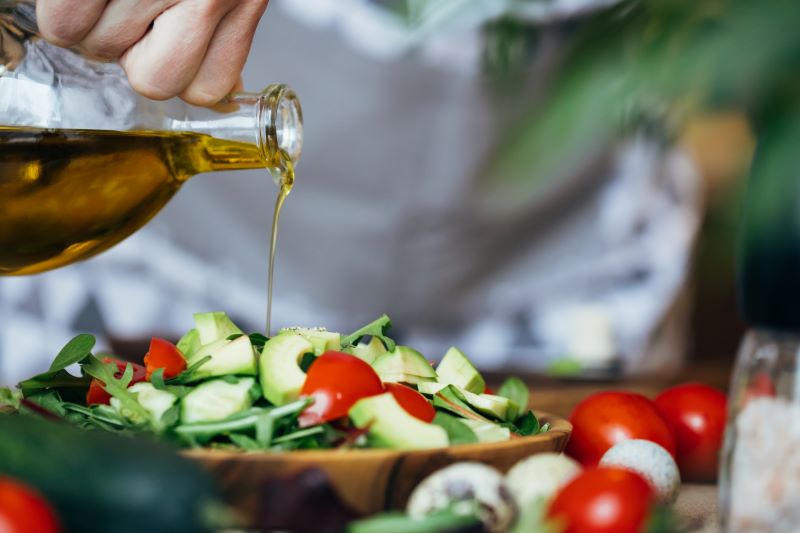 Avocadoöl auf Salat