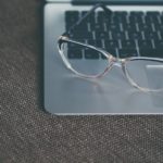 Eine Blaulichtfilter-Brille auf einem Laptop