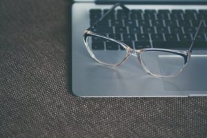 Eine Blaulichtfilter-Brille auf einem Laptop