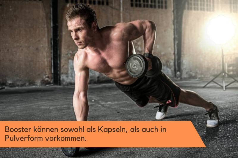 Ein Mann, der mit Hanteln trainiert.