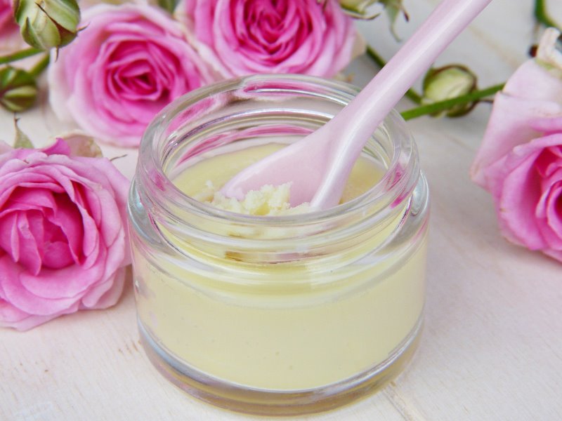 Eine selbstgemachte Gesichtscreme Eine Creme umrandet von rosa Rosen