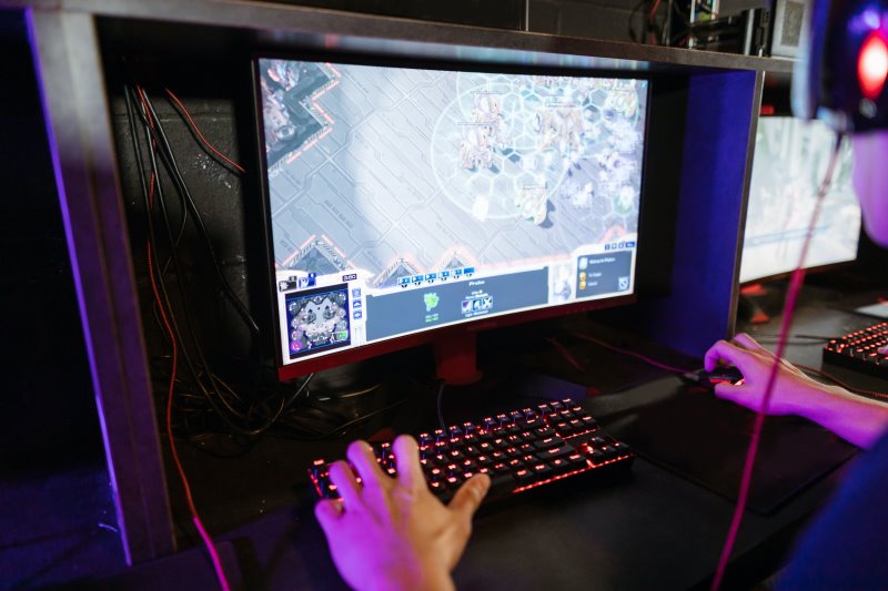 Curved Monitor fürs Gaming Videospiel mit einem Curved Monitor