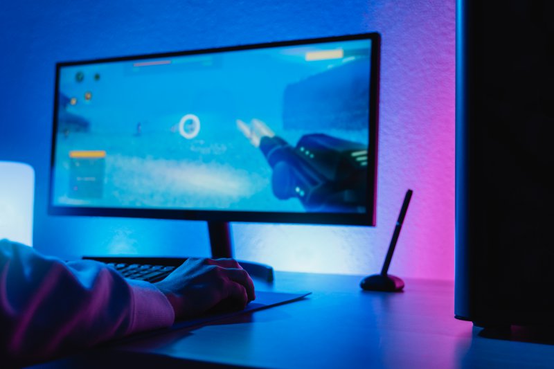 Ego-Shooter Spiel auf einem Gaming-Fernseher mit bläulicher Hintergrund Beleuchtung