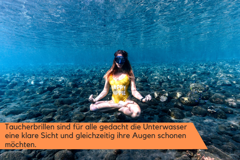 Eine Frau mit Taucherbrille Unterwasser.