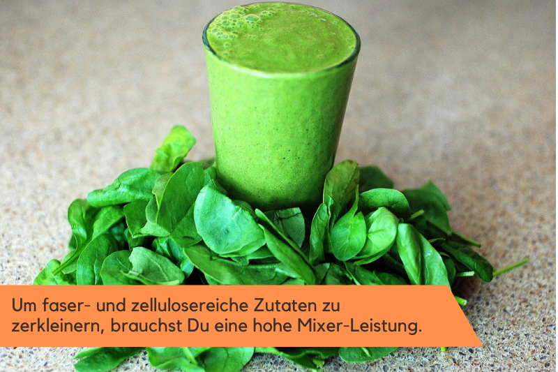 Gemüsesmoothie mit Spinatblättern auf einer Anrichte