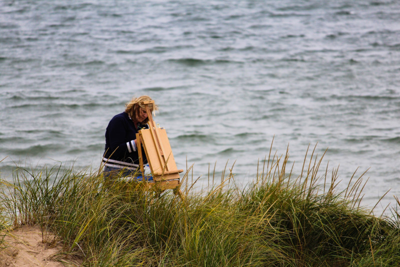 Kofferstaffelei wird am Strand aufgebaut