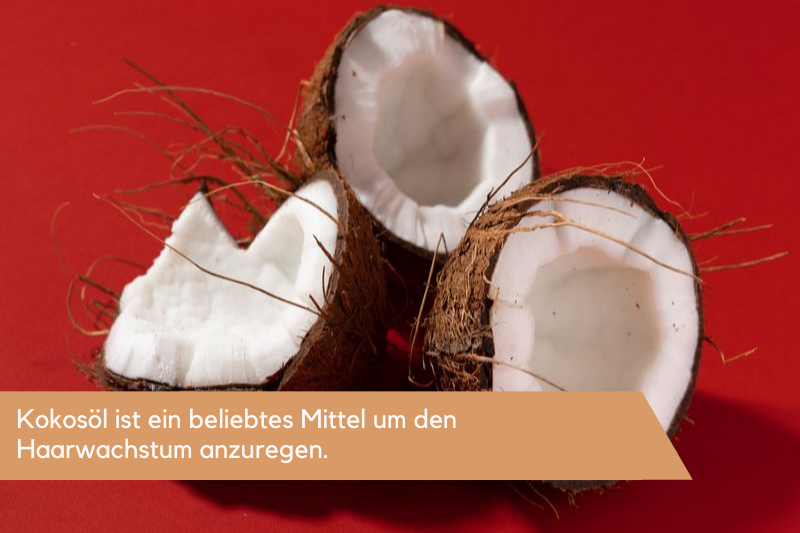 Drei aufgeschnittene Kokosnüsse vor einer roten Leinwand