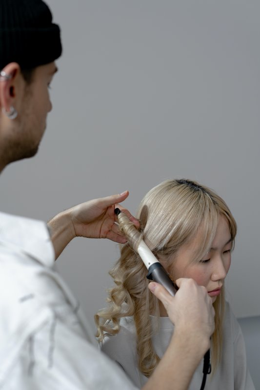 Kleine Locken bei einem Lockenstab ohne Klemme