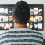 Mann vor Fernseher