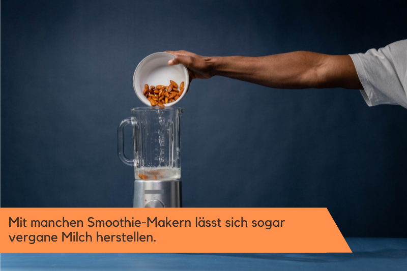 Wasser und Mandeln werden im Smoothie-Maker gemixt