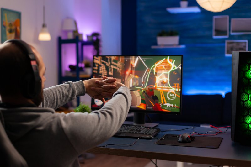 Mann mit Headset, der vor einem Gaming-Fernseher sitzt