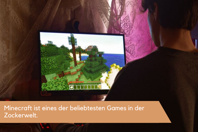 Junge zockt am PC, auf Bildschirm ist Minecraft zu sehen