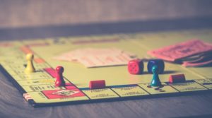 monopoly-wird-zum-zeitvertreib-gespielt