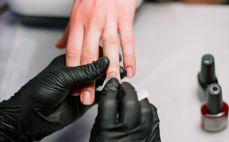 Nagellackentferner in Anwendung