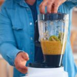 Früchte wie Kiwis werden im Smoothie-Maker zusammengemixt werden