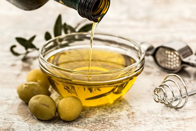 Olivenöl wird ausgeschenkt