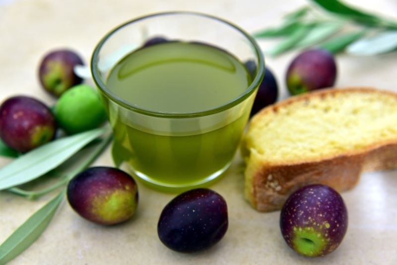 Olivenöl kann auch trüb sein.
