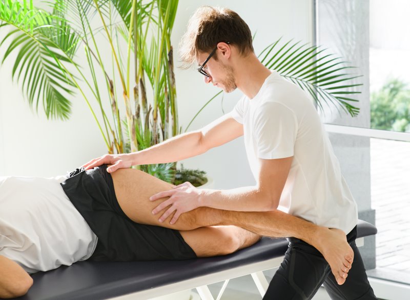 Osteopath während der Behandlung Die Faszienrolle als möglicher Ersatz für professionelle Behandlungen