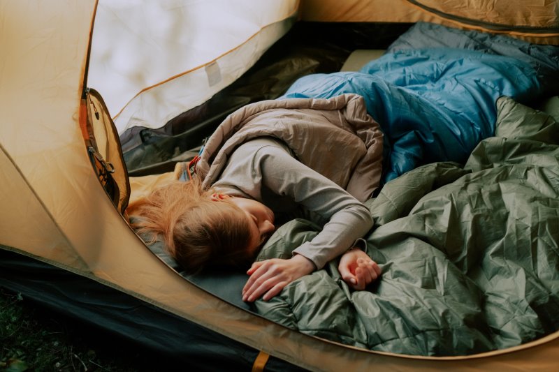 gemütlicher Deckenschlafsack beim Zelten