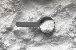 Proteinpulver mit Messlöffel