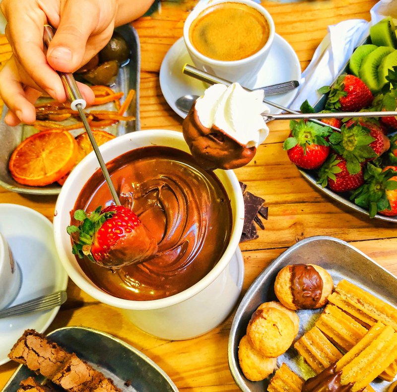 Schokolade-fondue-test Fondue mit geschmolzener Schokolade