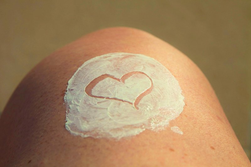 Sonnencreme auf der Haut Sonnencreme als Sonnenschutz aufgetragen auf der Haut