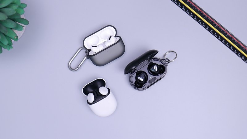 True-Wireless-Kopfhörer mit Schutzhüllen