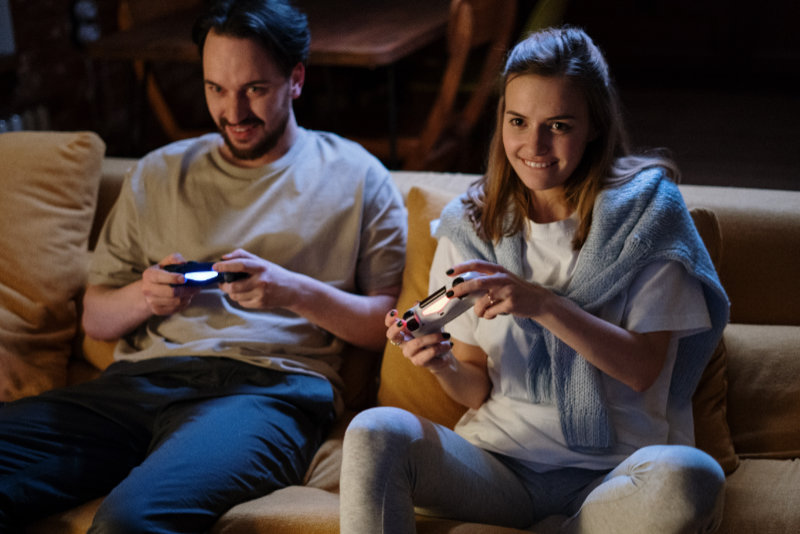 Paar spielt zusammen Ein Paar spielt zusammen ein Spiel