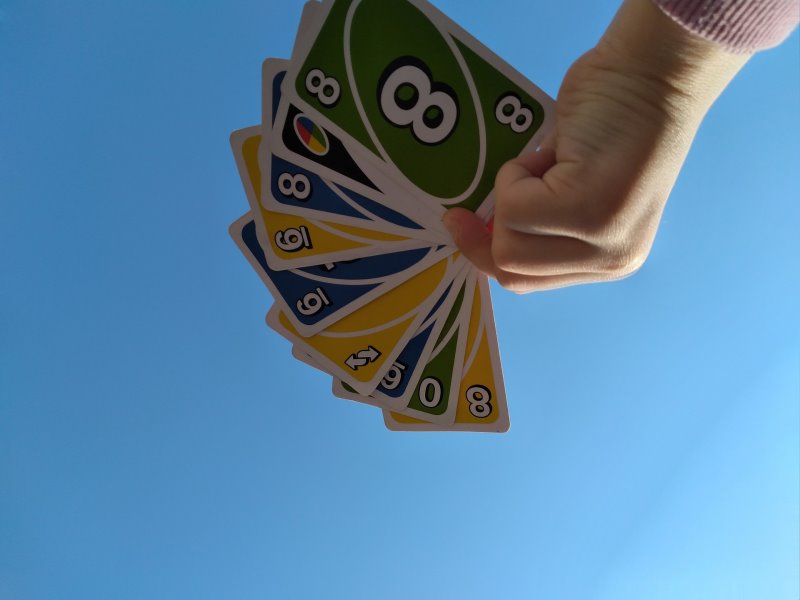 uno-kartenspiel jemand-haelt-uno-karten-in-der-hand