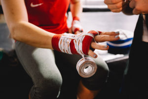 Boxer mit getappten Fingern