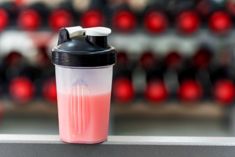 Klarer, reiner Whey Isolat Proteinshake in der Geschmacksrichtung Erdbeere