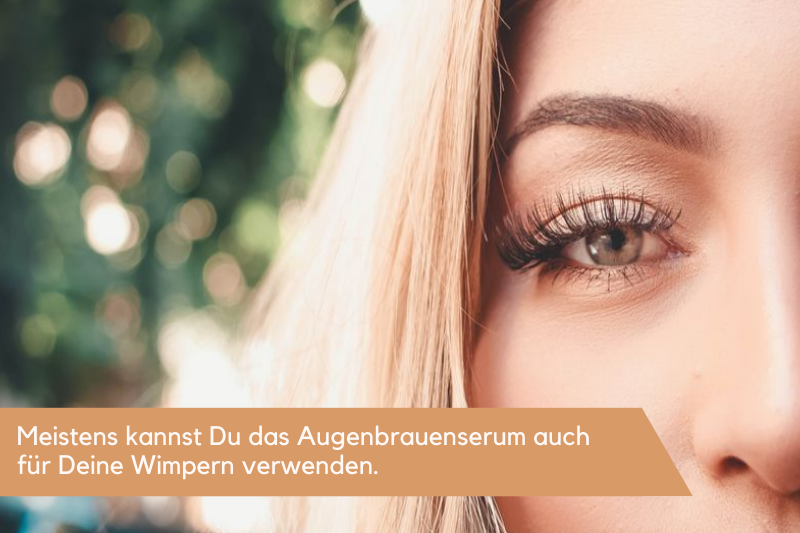 Halbes Gesicht von einer Frau mit Wimpern im Vordergrund