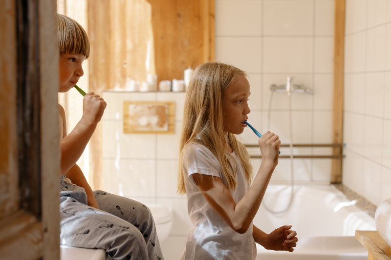 zwei Kinder beim Zähne putzen