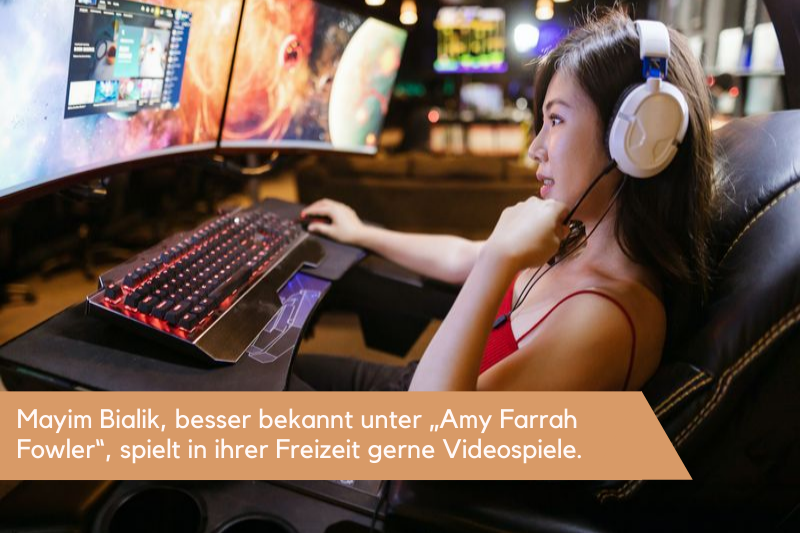 Frau sitzt am PC und spielt ein Videospiel