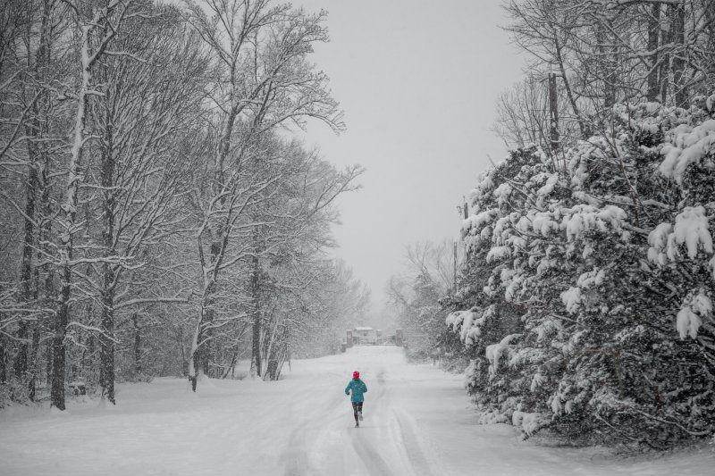 Frau läuft im Schnee-mit einer Thermo-Laufhose.