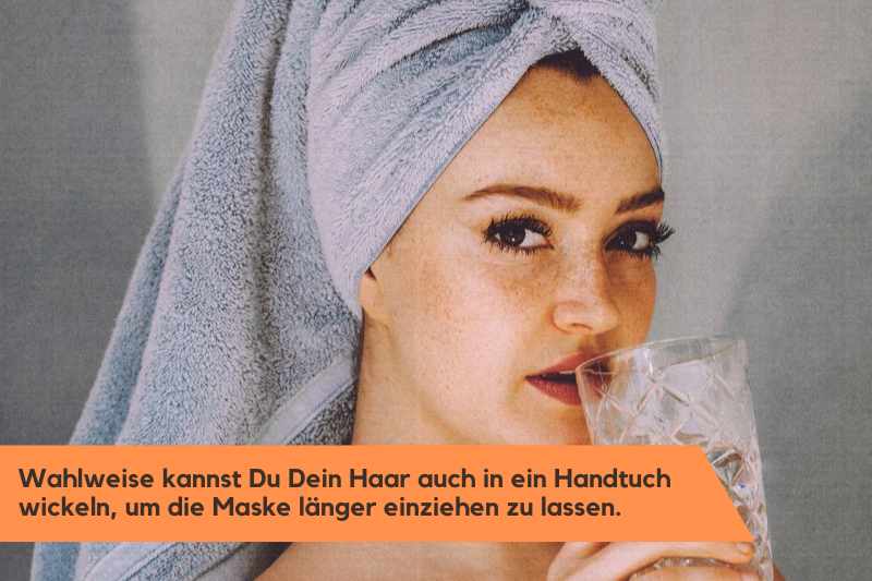 Haarmaske eingewickelt im Handtuch