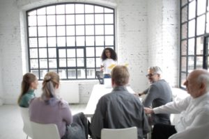 Zeigt ein kleines Persönlichkeitsentwicklungs-Seminar