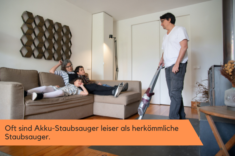 Eine Familie die durch die Nutzung des Akku-Staubsaugers nicht gekränkt ist.