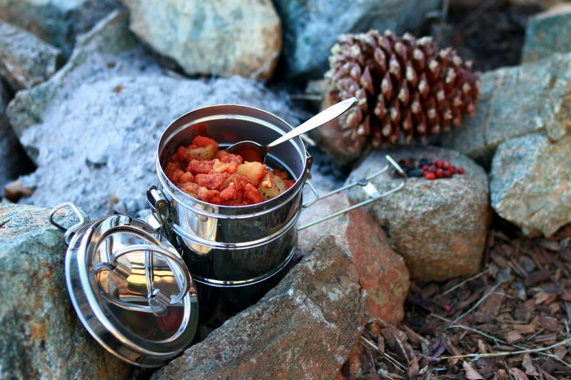 Essen im Camping-Kochgeschirr Zubereitetes Essen im Camping-Kochgeschirr