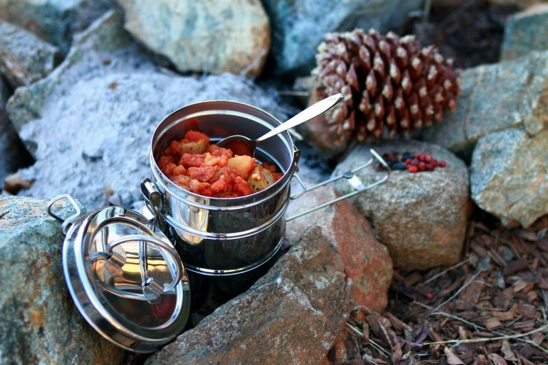 Zubereitetes Essen im Camping-Kochgeschirr